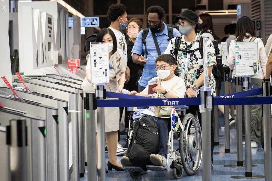 スイスで開かれる国際会議に参加するため、羽田空港から旅立つ生井祐介さん