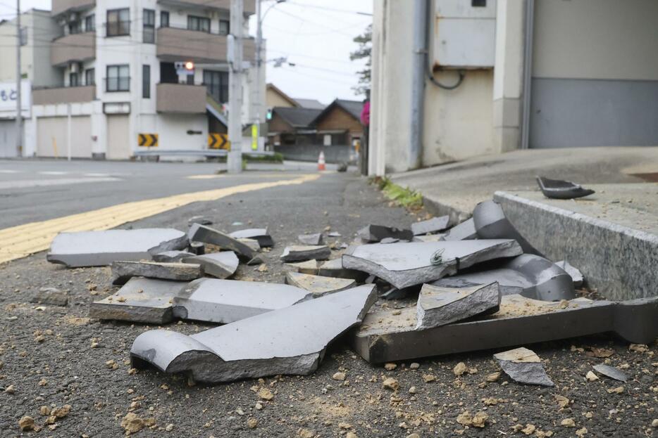 地震で路上に散乱した屋根瓦＝18日午前6時41分、愛媛県宇和島市