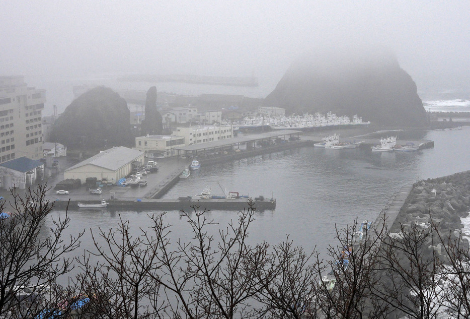 観光船沈没事故から2年となったウトロ漁港＝23日早朝、北海道斜里町