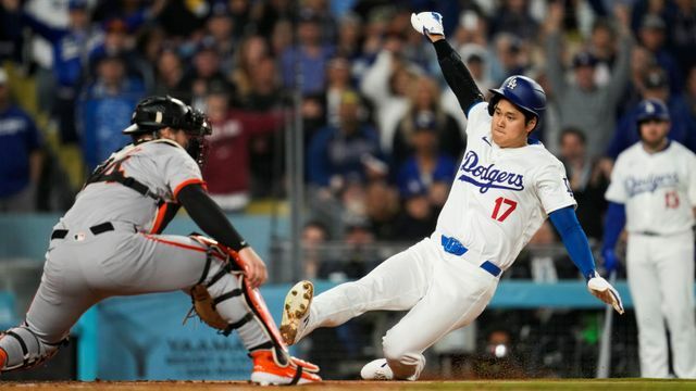 1塁から一気にホームに返ってきたドジャースの大谷翔平選手(写真:AP/アフロ)