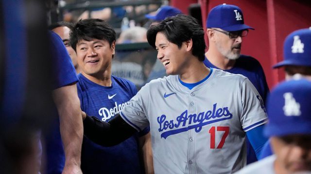 ベンチで笑顔をみせるドジャース・大谷翔平選手(写真：アフロ)