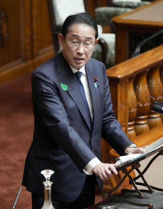 参院本会議で答弁する岸田首相＝17日午前