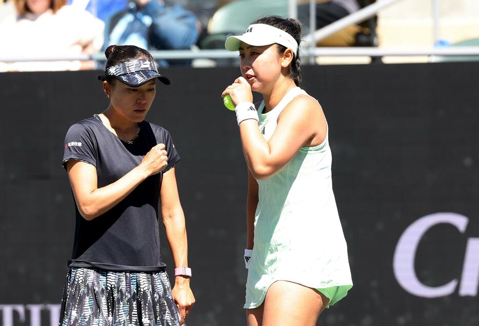 女子テニスのチャールストン・オープンのダブルス準決勝に出場した穂積絵莉（日本住宅ローン）二宮真琴（エディオン）組＝米カリフォルニア州チャールストン（ゲッティ＝共同）