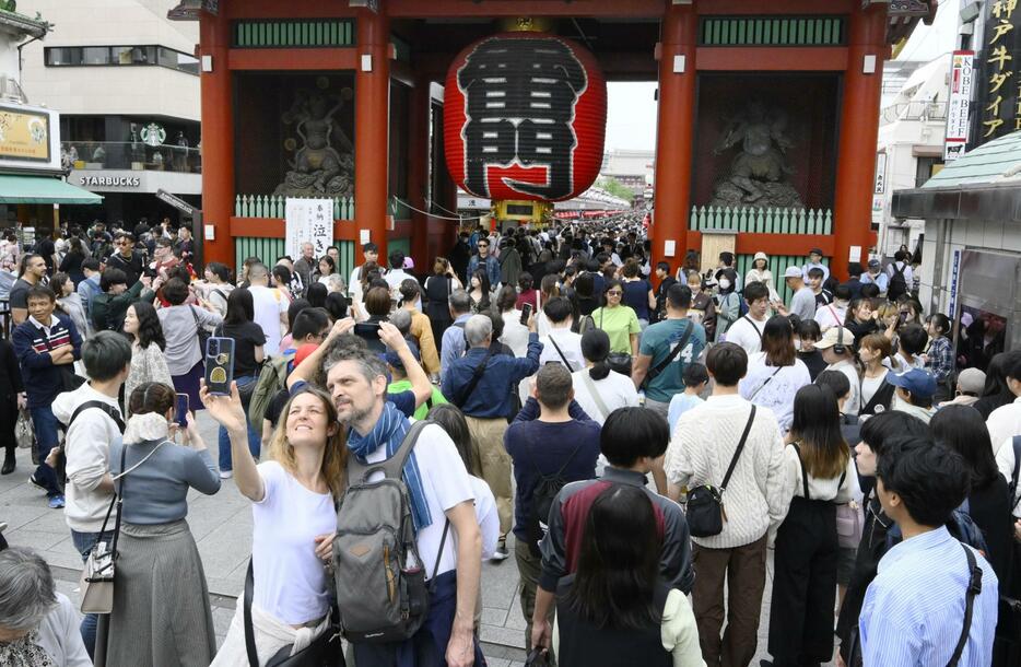 ゴールデンウイークが始まり、観光客でにぎわう東京・浅草の雷門前＝27日午後