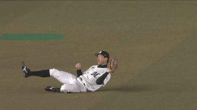 スライディングキャッチでピンチを救ったロッテの岡大海選手