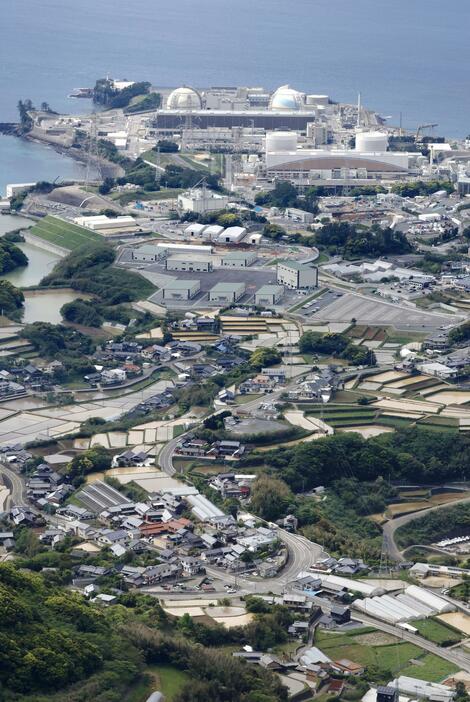 九州電力玄海原発（奥）が立地する佐賀県玄海町＝4月