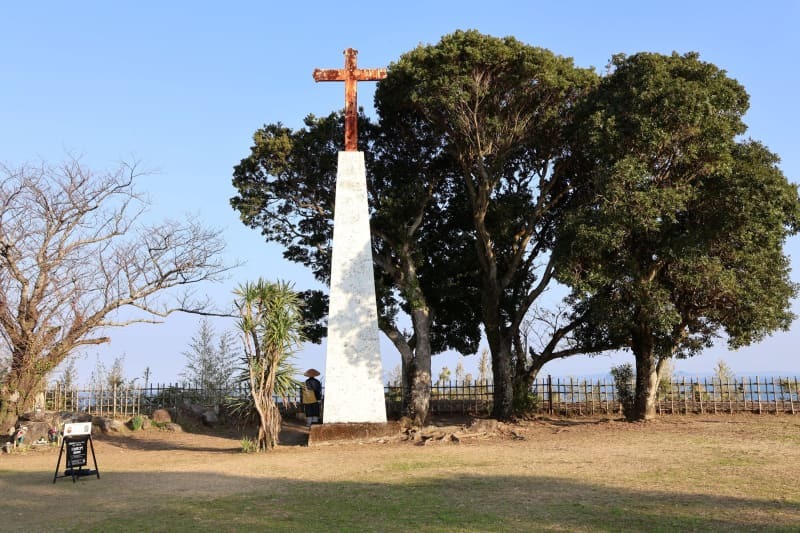 原城本丸跡に立つ十字架＝２０２３年１２月２７日、長崎県南島原市