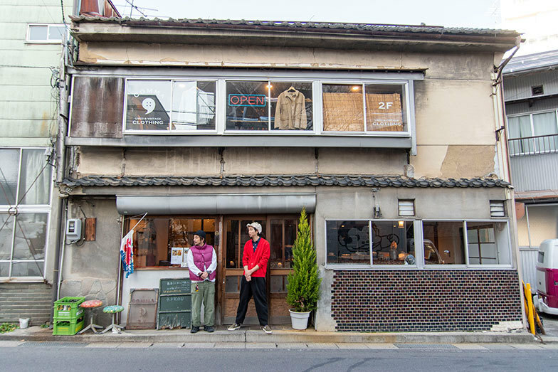 カフェ「POLKA DOT CAFE」のオーナー・山田大輔さん(右)と、古着店「COMMA」オーナーの駒込憲秀さん(左)(撮影／塚田真理子)