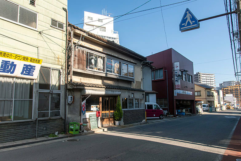 倉石さんの仲介で、築70年の建物がカフェと古着屋に生まれ変わった(撮影／塚田真理子)