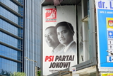 ジョコウィとその次男のカエサン・パンガレプ（右）を前面に押し出した連帯党の選挙ポスター（筆者撮影）