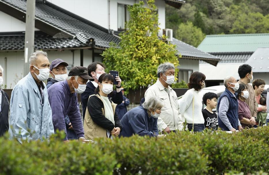 衆院島根1区の補欠選挙で、岸田首相の街頭演説を聞く人たち＝21日午前、島根県奥出雲町