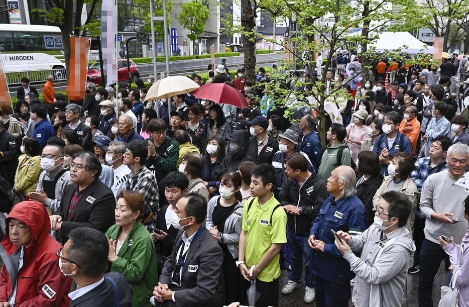 衆院島根1区の補欠選挙で、街頭演説に集まった人たち＝21日午後、松江市（画像の一部を加工しています）