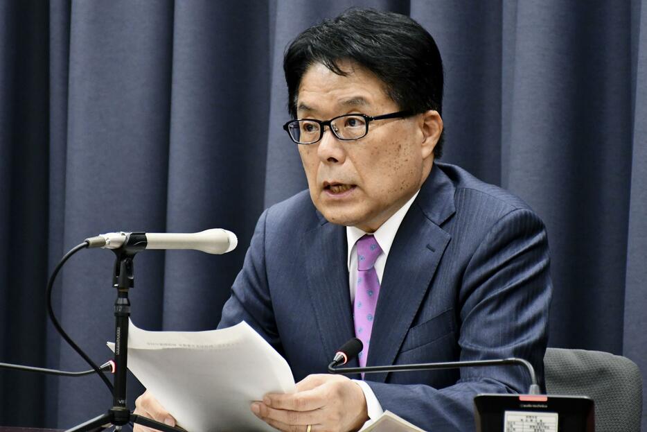 財政制度等審議会の分科会終了後に記者会見する増田寛也会長代理＝9日午前、財務省