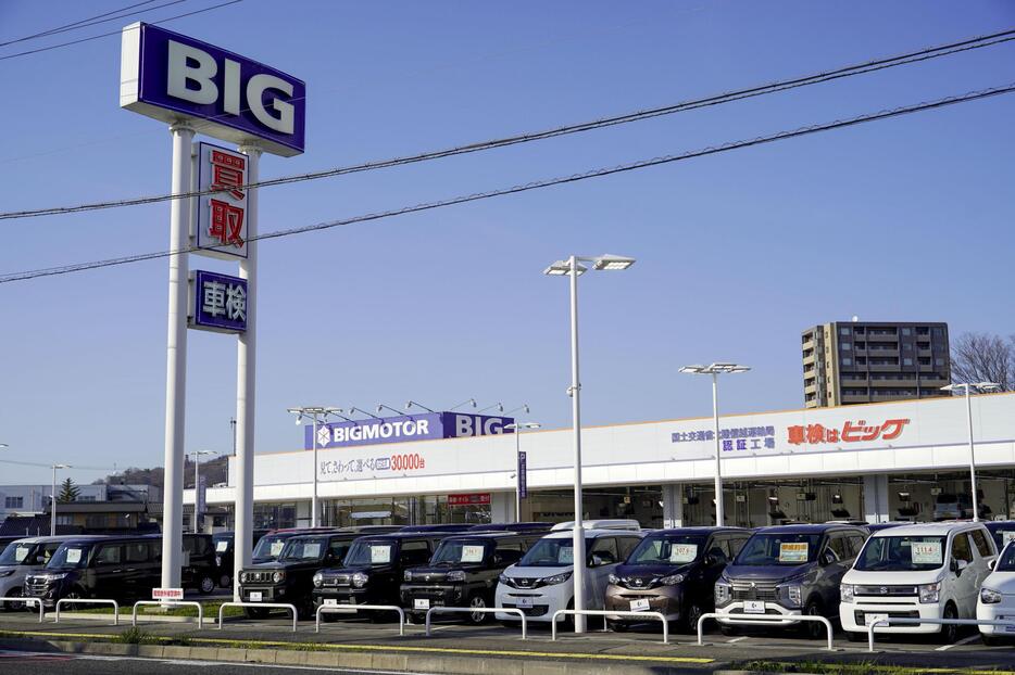 盗難被害にあったビッグモーターの店舗＝10日午後、長野県松本市