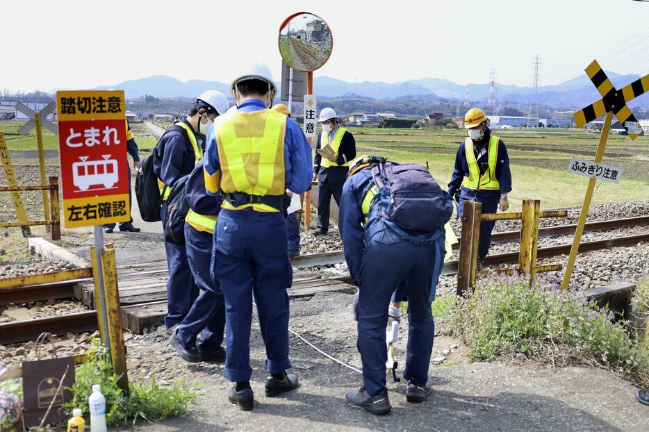 小学4年の女児が死亡した踏切事故現場を調査する運輸安全委員会の鉄道事故調査官ら＝7日午前、群馬県高崎市