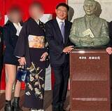 理事長の銅像の除幕式に参加した娘（左）、妻（中央）、松村氏