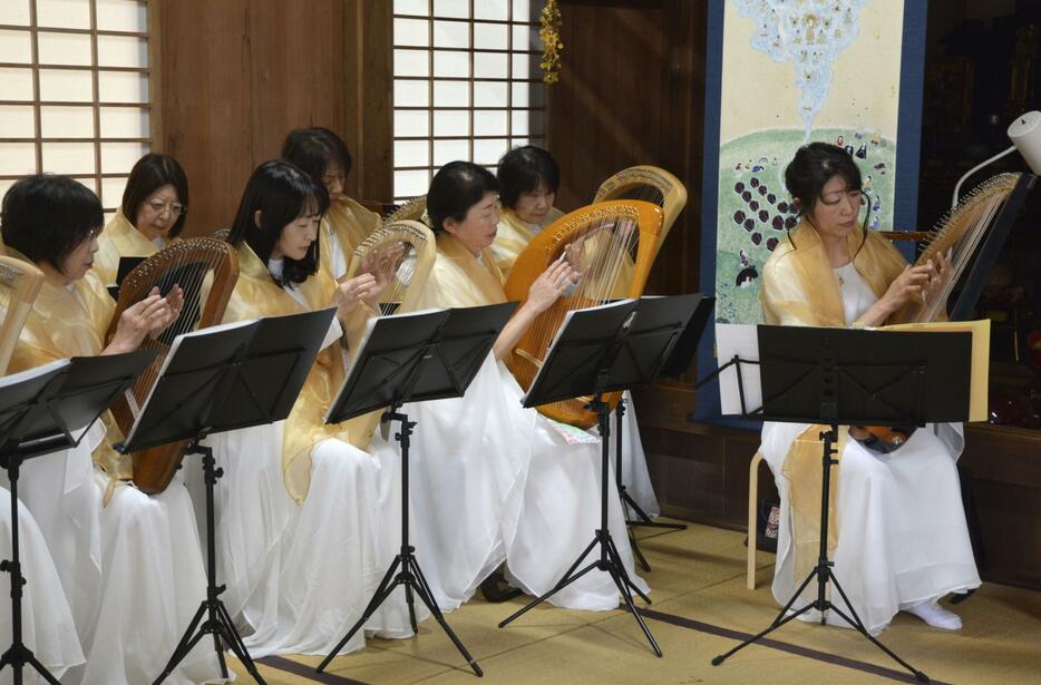 奈良県宇陀市の青蓮寺で営まれた中将姫をしのぶ大遠忌の奉納演奏。右端は松葉智穂さん＝13日午後