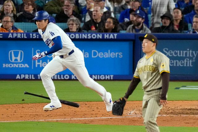 松井裕樹投手からツーベースを放った大谷翔平選手(写真：AP/アフロ)