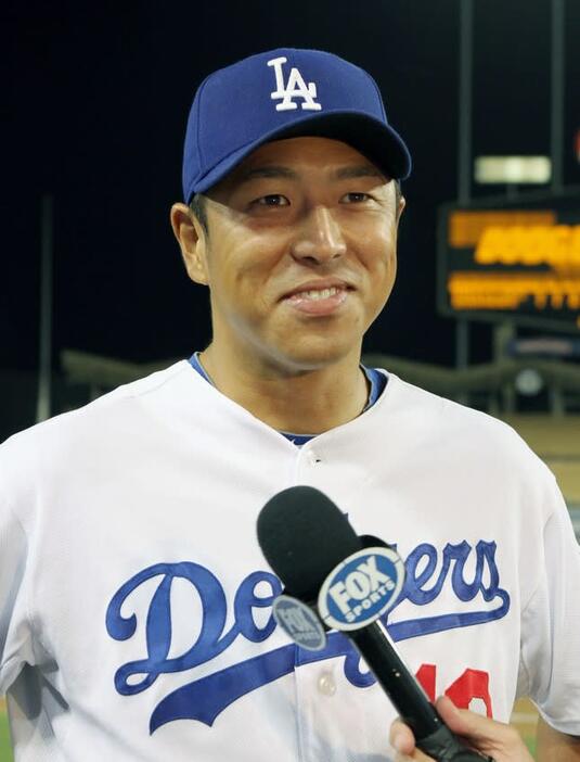 ２０１０年８月のフィリーズ戦で１０勝目を挙げ、笑顔でインタビューに答える黒田博樹さん＝ドジャースタジアム