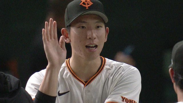 勝利のハイタッチをする戸郷翔征投手(画像:日テレジータス)