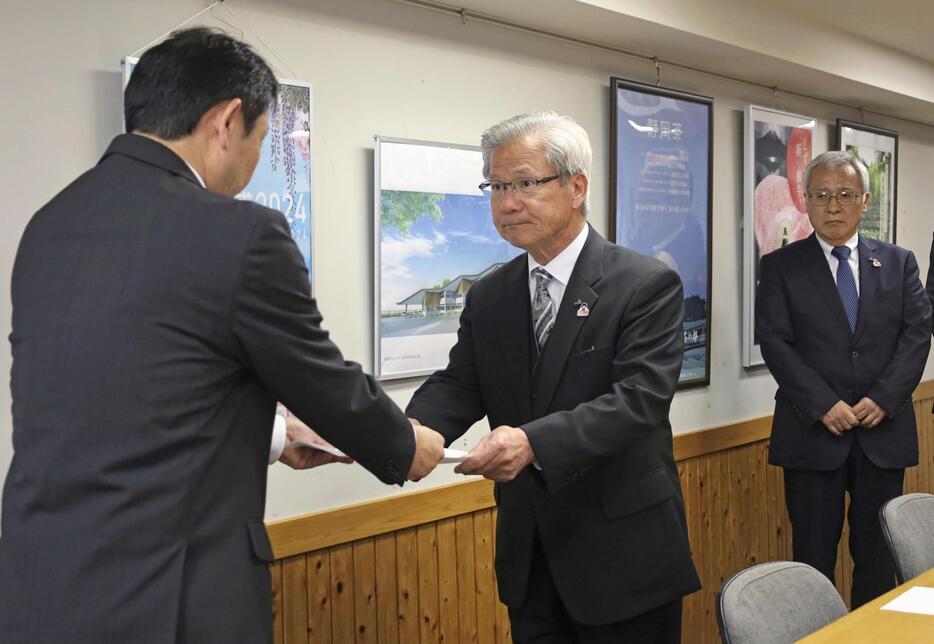 静岡県の職員（左）に抗議文を提出するJA静岡中央会の鈴木政成会長＝9日午後、静岡県庁