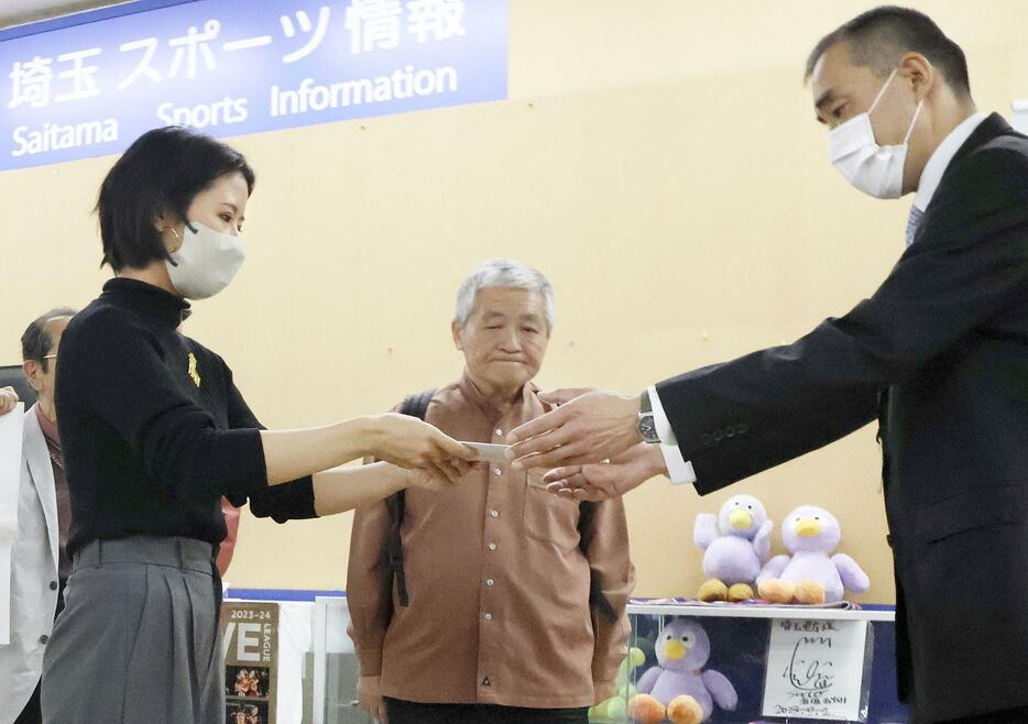 埼玉県警の担当者（右）に質問状を手渡す「埼玉から差別をなくす会」呼びかけ人の中島麻由子さん＝3日午後、さいたま市