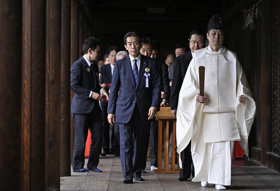 集団参拝を終えた「みんなで靖国神社に参拝する国会議員の会」のメンバー＝23日午前、東京・九段北の靖国神社