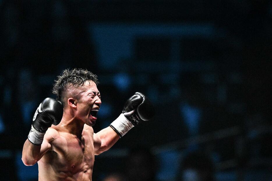 ジェルウィン・アンカハスにKO勝ちして雄たけびを上げた（写真：AFP/アフロ）