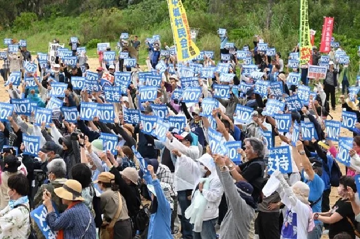瀬嵩の浜で行われた「4・14沖縄県民大集会」に集まった参加者ら=14日午前、名護市