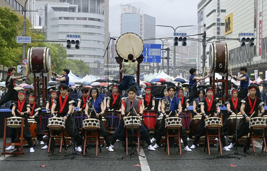 第51回神戸まつりのオープニングで披露された太鼓の演奏＝21日午前、神戸市