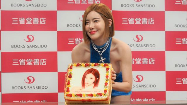 誕生日を祝うケーキに笑顔を見せるDJ SODAさん