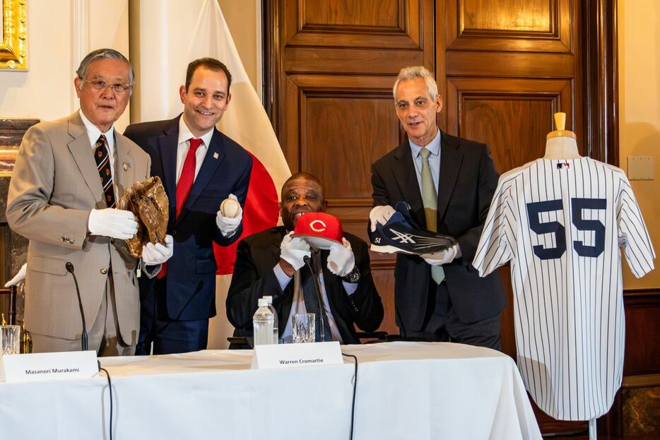左から村上氏、ラウィッチ館長、クロマティ氏、ラーム・エマニュアル米国大使。右端は04年3月、ヤンキース時代の松井秀喜氏が古巣・巨人とのエキシビジョンマッチで着用したユニフォーム