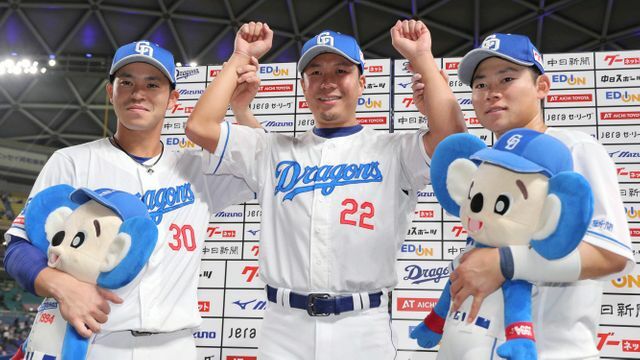 左から中日・三好大倫選手、大野雄大投手、村松開人選手（写真:時事）