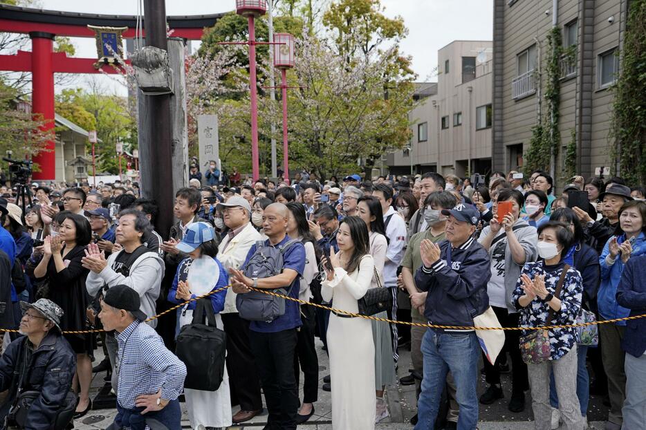 衆院東京15区の補欠選挙が告示され、候補者の演説に耳を傾ける聴衆＝16日午前、東京都江東区（画像の一部をモザイク加工しています）