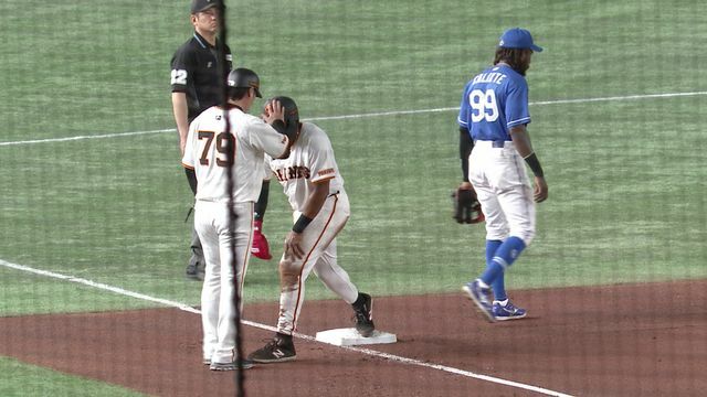 盗塁を決めたオコエ瑠偉選手の頭をなでる亀井善行コーチ(画像:日テレジータス)