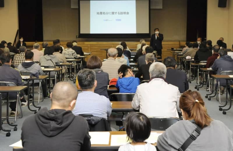 北海道神恵内村で開かれた国と原子力発電環境整備機構（ＮＵＭＯ）による住民説明会＝２０２０年９月２６日