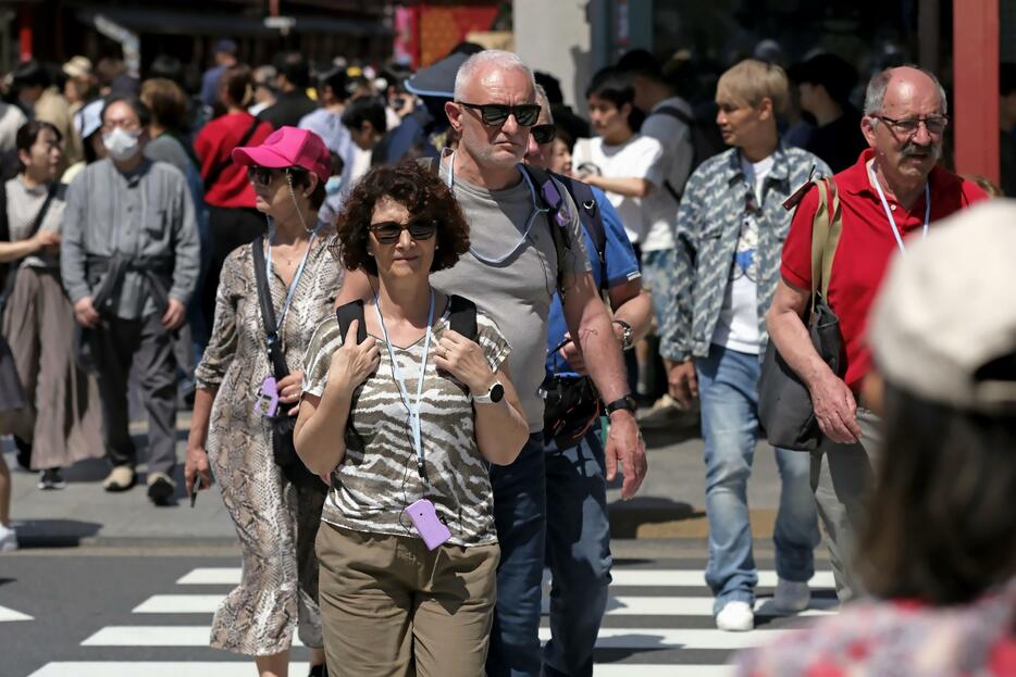 東京・浅草を歩く観光客ら。薄着姿の人も見られた＝14日午後