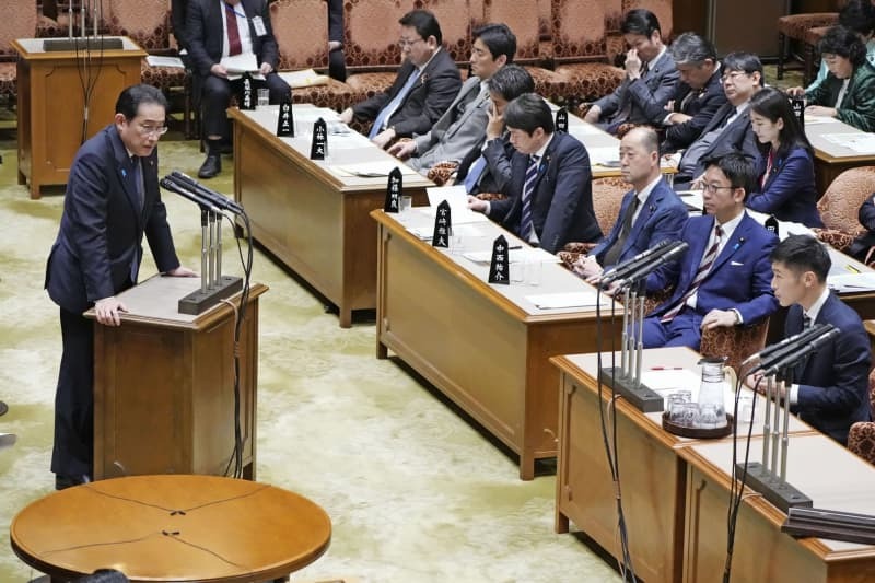 参院予算委で答弁する岸田首相（左）＝３月６日