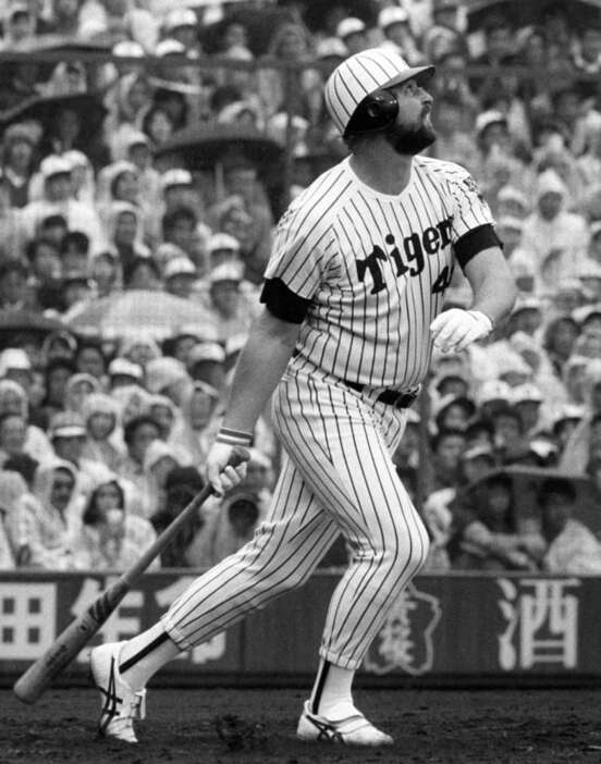 １９８５年の日本シリーズで３試合連続本塁打を放ったランディ・バース＝甲子園