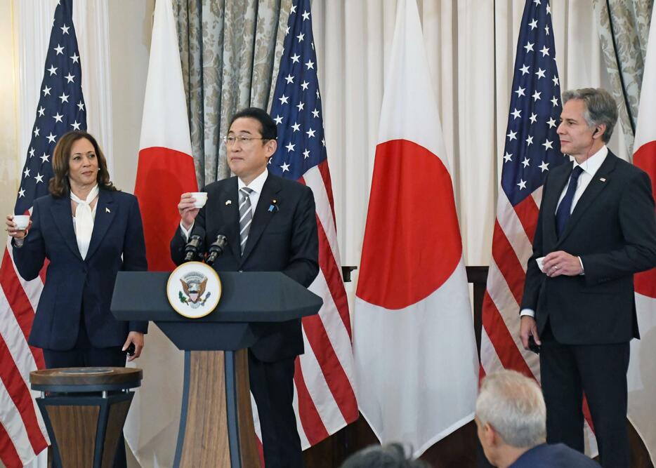 米国務省で開かれた昼食会であいさつする岸田首相（中央）とハリス米副大統領（左）、ブリンケン国務長官＝11日、ワシントン（共同）