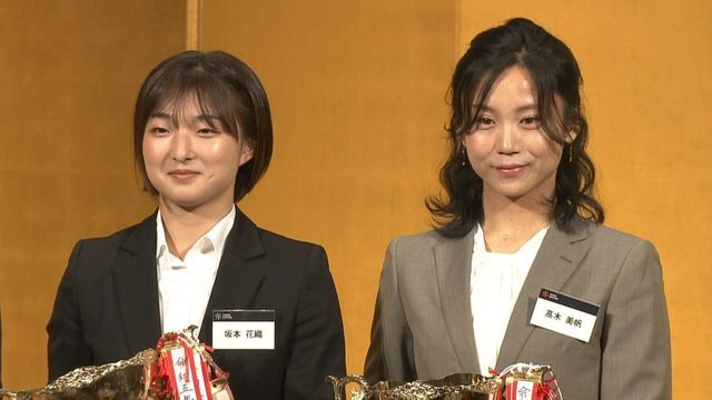 JOC杯を受賞した坂本花織選手(左)と高木美帆選手(右)