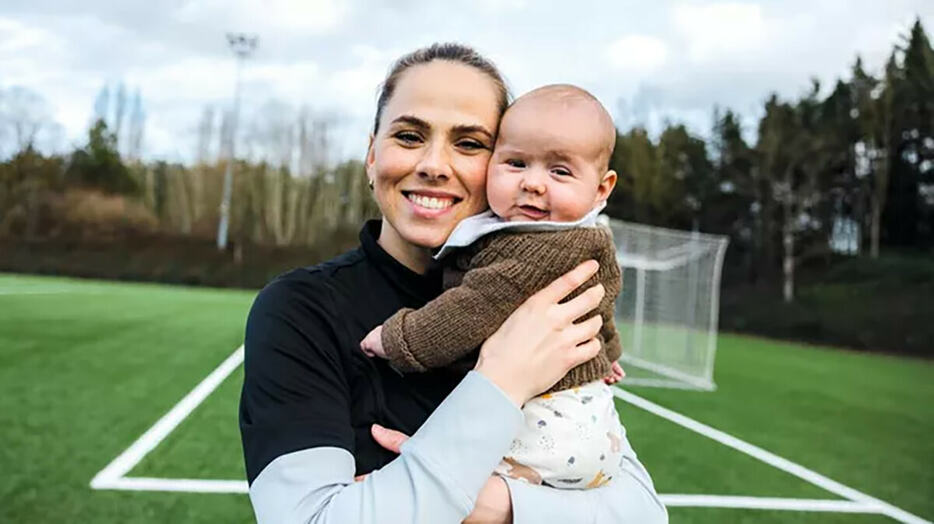 出産後、サッカー選手のサラ・ビヨルク・グンナルスドッティルは給与減額の撤回を求めて奮闘しなければならなかった。photography: Puma
