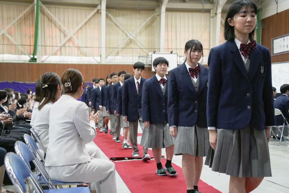 入学式を終え、退場する飯田高の新入生＝8日午後、石川県珠洲市