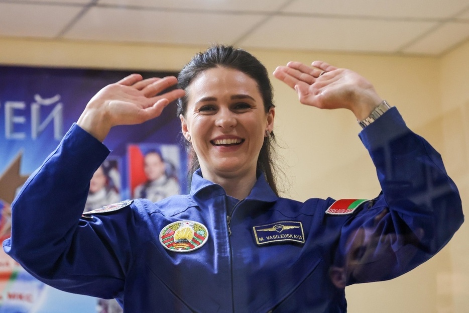 3月、カザフスタンのバイコヌール宇宙基地で記者会見するベラルーシの女性宇宙飛行士ワシレフスカヤさん（タス＝共同）
