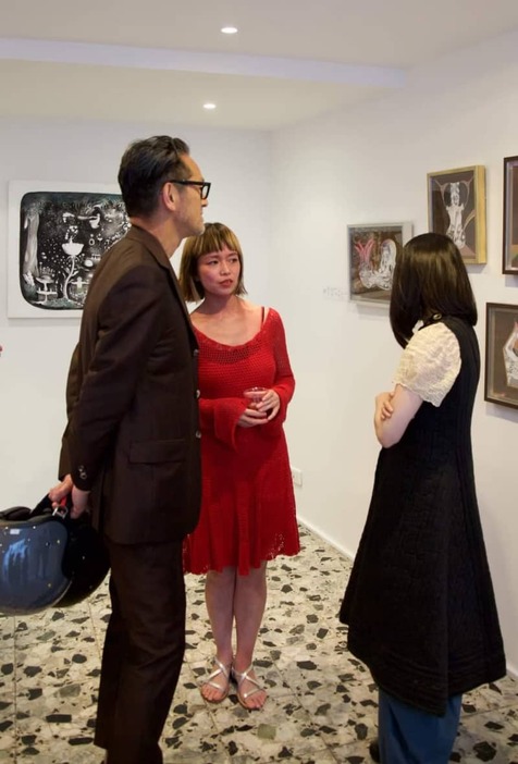 パリで開いた展示会で作品を説明する田中麻記子さん（中央）＝２０１８年（提供写真）