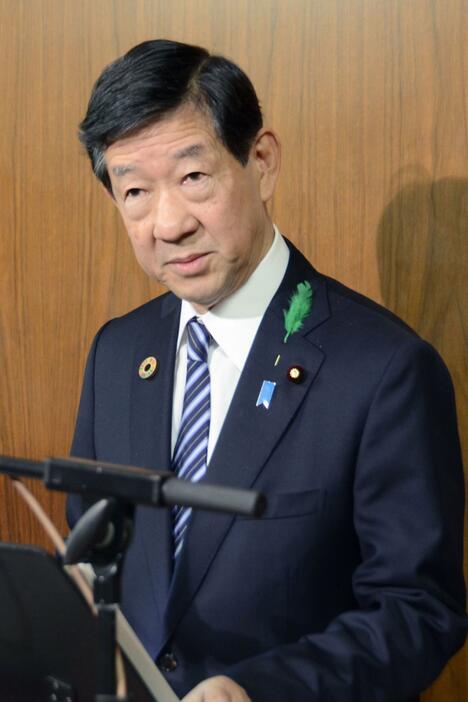 閣議後、記者会見する伊藤環境相＝19日午前、東京都千代田区