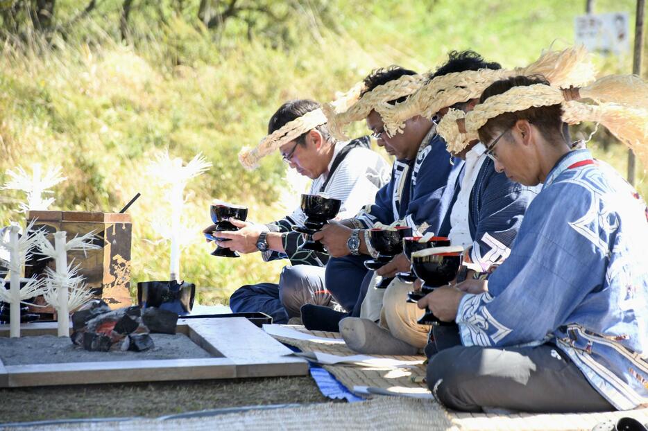 秋サケを迎える伝統儀式「アシリチェプノミ」を行うアイヌ民族団体のメンバーら＝2022年9月、北海道浦幌町