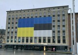 タリンの自由広場に掲げられたエストニアとウクライナの国旗