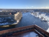 エストニア側の城塞からロシア側の城塞（左）を眺める。ナルヴァ川の流れは速い