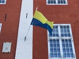 ナルヴァ市役所に掲げられた市旗。ウクライナ国旗とは上下逆さま